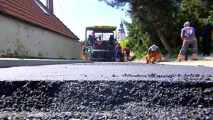 Sporná cesta. Starostka si ukrojila z cudzieho pozemku