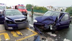 Mladík (19) sa ponáhľal do školy. Pri zastávke MHD čelná zrážka