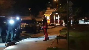 V Dúbravke dobodali muža pred bytovkou. Páchateľa na úteku zadržala polícia