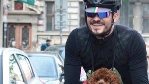 Bloom kašle v Prahe na pravidlá. Do kina prepašoval psa