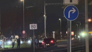 Dráma v Bratislave: Auto skončilo na koľajniciach, tesne pri ňom zastavil vlak