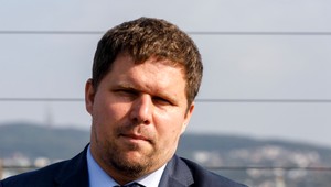 Starosta Petržalky Ján Hrčka odstupuje kvôli zamestnancovi podozrivému z podvodu