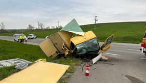Vodič dodávky narazil do betónového múrika. Zasahovať musel vrtuľník