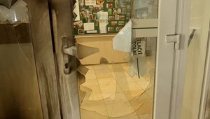 Zamaskovaný muž rozbil na dverách školy v Dunajskej Strede sklo. Do budovy hodil zápalnú fľašu