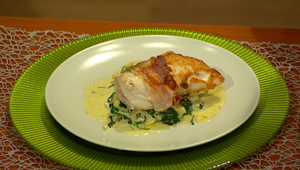 Kuracie prsia plnené kozím syrom, pistáciami, panchetou na zeleri a baby špenáte