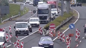 VIDEO: Vodiči zablokovali diaľnicu kvôli nezmyselnému konfliktu
