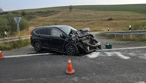 Dramatická čelná zrážka: Zranili sa tri osoby, cestu museli uzavrieť