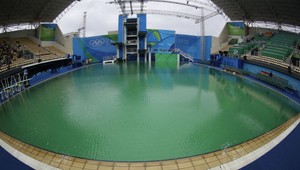 Zelenú vodu v bazéne vymenia. Organizátori priznali chybu