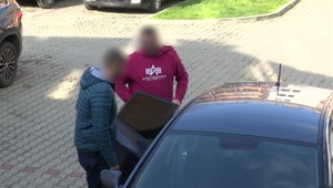 Žena riešila milostný trojuholník: Manželovu priateľku porezala na hlave