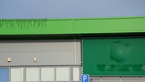 Muž vyliezol na obchod a ukradol výzdobu. Reťaz zavesil na dom