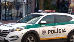 Stratil nervy a na úradníčky vytiahol slzný plyn. Dráma sa skončila útokom na policajtov