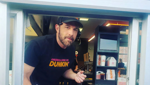 Ben Affleck prekvapil fanúšikov: Našli ho za pokladňou vo fast-foode!