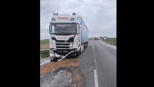 Vodič (72) prešiel do protismeru, po čelnej zrážke s kamiónom zomrel