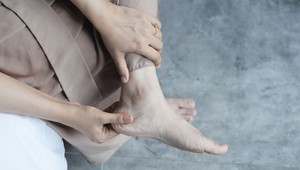 SOS pre nohy v horúčavách: 5 drobností do kabelky, ktoré vás ochránia pred otlakmi!