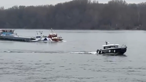 Na Dunaji sa potápala loď. Vodu sa snažili odčerpávať hasiči