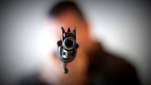 Starosta strieľal na manželku zo žiarlivosti, náboje má pri pľúcach