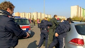 Gang v Rakúsku obchodoval s ľuďmi. Polícia zatkla aj Slovákov