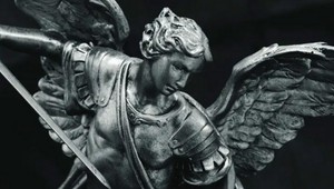 Chcel ukradnúť sochu z kostola, napichol sa na jej meč