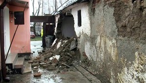 Daždivé počasie si vyžiadalo daň. Do dvora sa jej zrútil dom