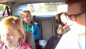 Úchvatné! Otec s deťmi spievajú Bohemian Rhapsody