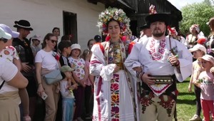 Svadba ako z čias starých materí: V Pribyline sa pýtala nevesta podľa starých zvykov