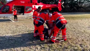 Záchranársky vrtuľník prevážal zraneného robotníka: Mužovi zachytil stroj na štiepanie dreva pravú ruku až po rameno