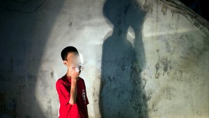 Britská polícia využíva na boj s gangmi mladistvých špiónov. Deti vedia priniesť dôležité informácie