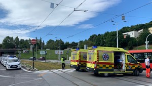 Zrážka autobusu MHD a dodávky na frekventovanej križovatke v Bratislave. Zranilo sa niekoľko osôb