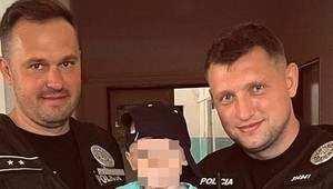 Chlapček sa potuloval pri frekventovanej ceste nahý. Matka mala v dychu viac ako dve promile