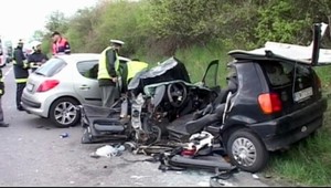 Tankodrom na ceste smrti. Je na nej 9 krížov a plno jám