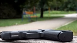 Štvorročný chlapec strelil do tváre svoju tehotnú mamu, je v ohrození života