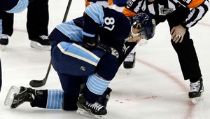 VIDEO: Crosbyho (25) čaká pauza, prišiel o pár zubov