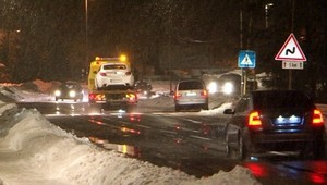 Defekt za defektom. Pri Ružomberku odstavili výtlky 20 áut!