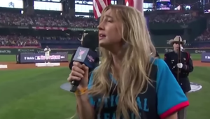 Absolútny trapas! Známa speváčka prišla zaspievať hymnu OPITÁ!