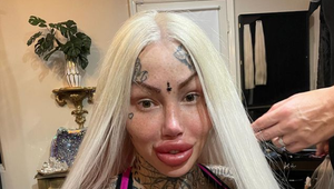 Erotickej modelke s gigantickými prsami neumožnili letieť lietadlom