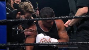 Nezvyčajné obvinenie! Simuloval boxer svoje zranenie?