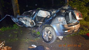 Chlapec (15) nezvládol riadenie. Pri nehode zahynulo dievča (17), druhé je vo vážnom stave