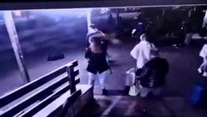 Lekár a záchranár vysvetľuje, ako profesionáli pristupujú k hromadným nehodám