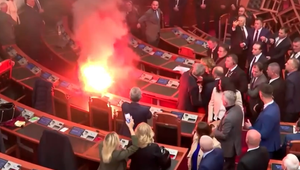 Požiar v parlamente: Albánski politici odpálili dymové svetlice