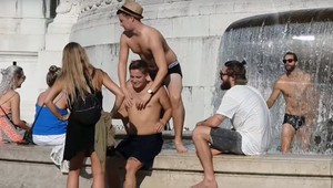 Už aj taliansky minister vnútra sa nahneval na neporiadnych turistov