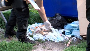 Kopy vyhodených liekov neďaleko školy. Zasahovať musela aj polícia