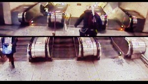 VIDEO. Hazardér zišiel na bicykli eskalátor do metra