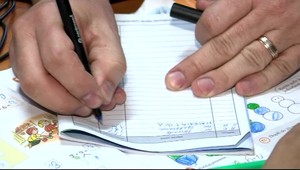 Prezident Kiska dal žiakovi z rómskej osady jednotku