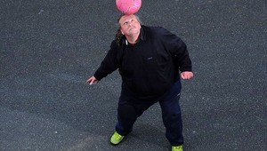 VIDEO. 130 kilový muž žongluje s loptou