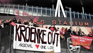 Manchestru United to vyšlo. Ďalšie anglické kluby žiadajú odchod majiteľov