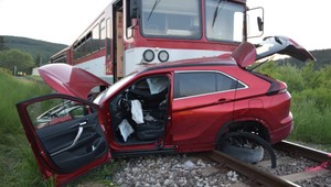 Šoférka si nevšimla prichádzajúci vlak. Pri zrážke sa zranilo dieťa