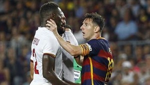 Messiho VÝBUCH! Obrancu chytil pod krk a dal mu hlavičku