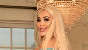 Dala si urobiť OBRIE prsia, ktoré sa jej do klasického auta ani nezmestia: Videli ste už niečo takéto?