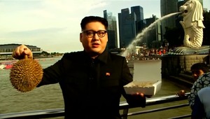 Kim Čong-un alias Howard X navštívil Singapur. Pobláznil stovky ľudí