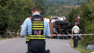 Mladý traktorista zahynul po náraze do betónového oplotenia